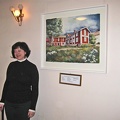 Irina Batalow med sitt konstverk, skänkt av föreningar i byn.